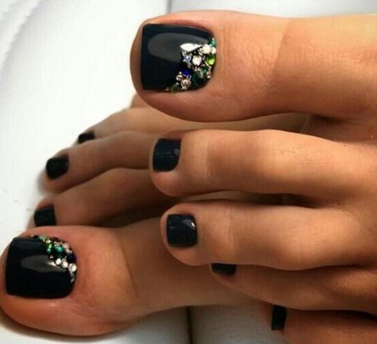 ιδέες-για-μαύρο-πεντικιούρ-Καλοκαίρι 2023-