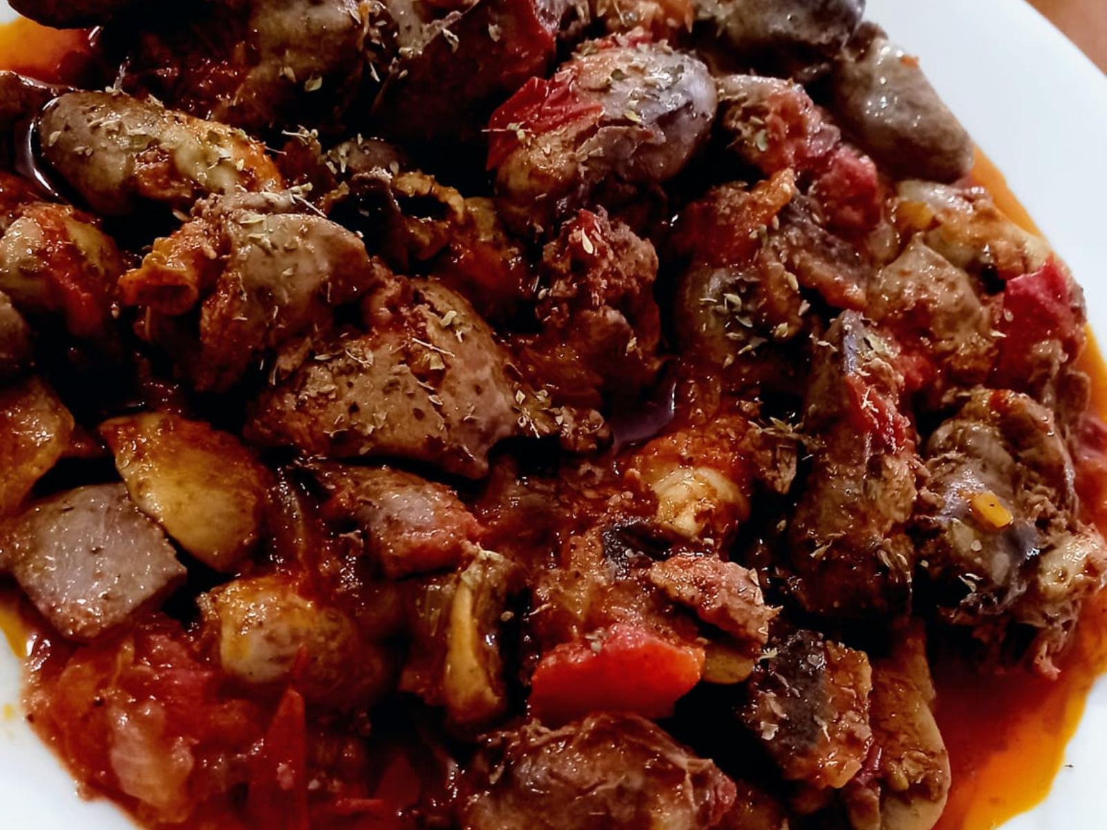 Συκωτάκια κότας κοκκινιστά με μανιτάρια