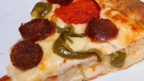 πίτσα-με-λουκάνικο-συνταγή-