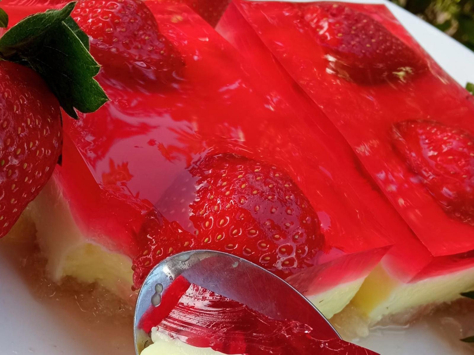 γλυκό ψυγείου-με-ζελέ φράουλα-συνταγή-