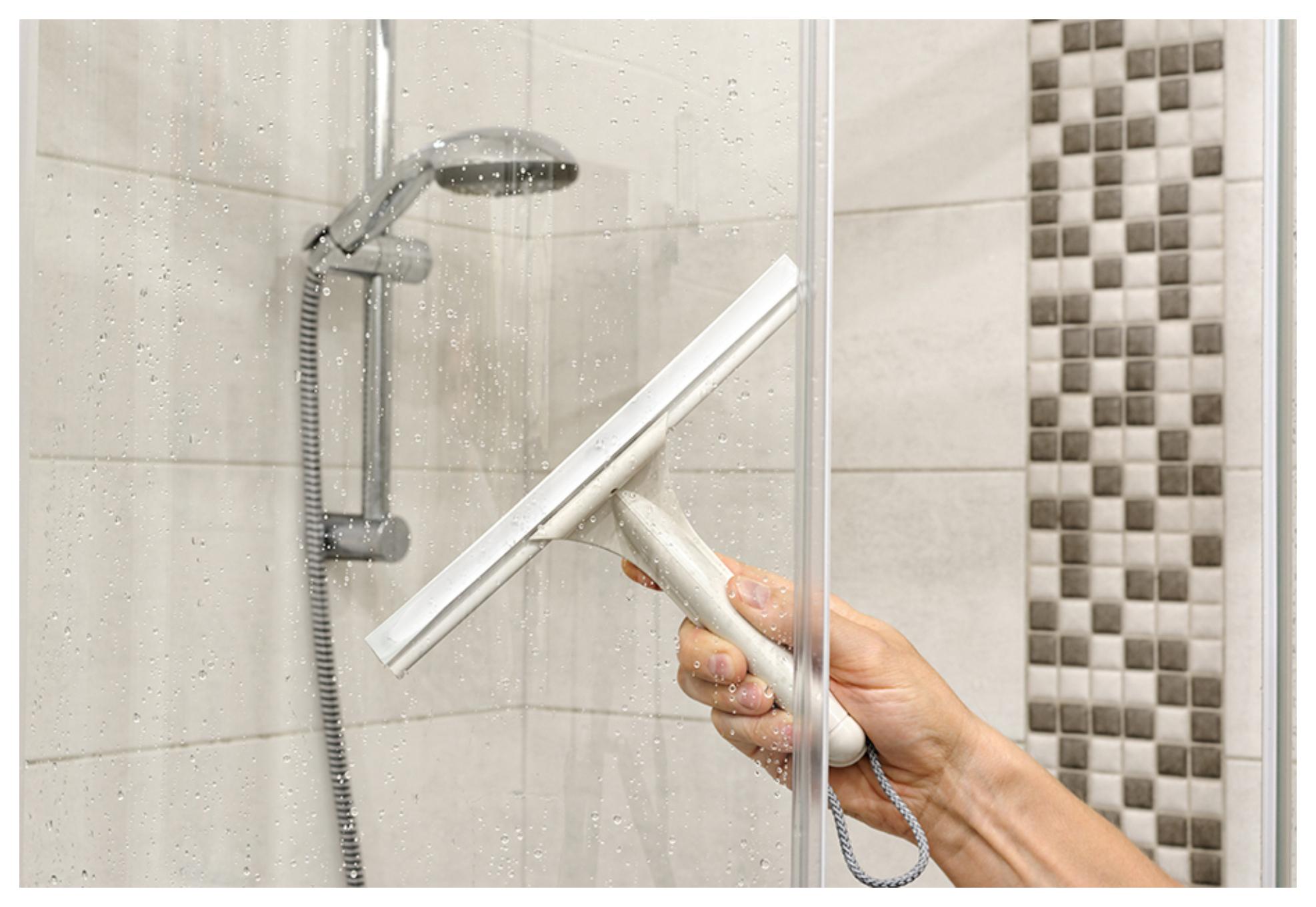 Άλατα στίγματα και θαμπάδα στην γυάλινη καμπίνα της ντουζιέρας; Αυτή είναι η συνταγή για να γίνει και πάλι αστραφτερή