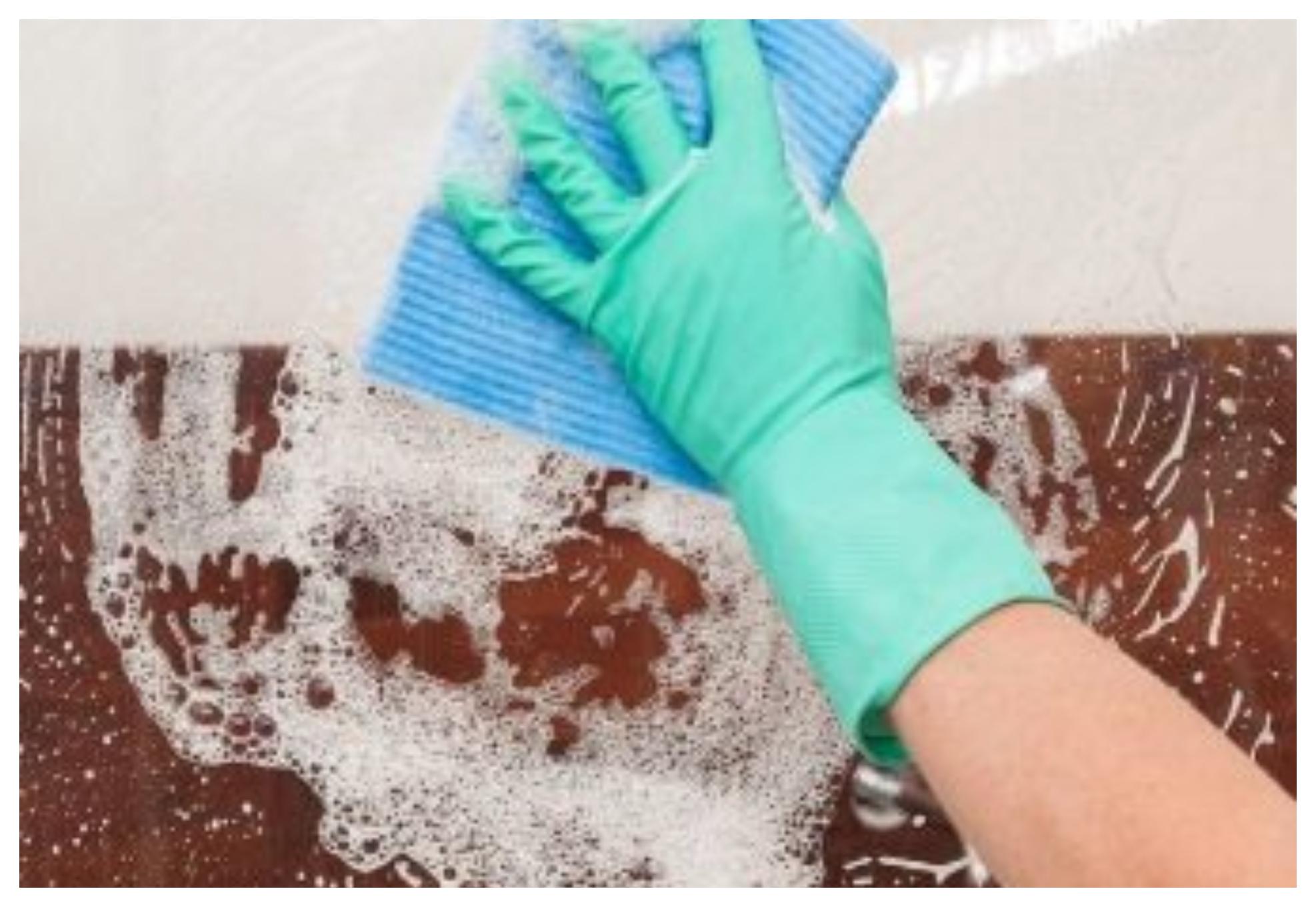 Άλατα στίγματα και θαμπάδα στην γυάλινη καμπίνα της ντουζιέρας; Αυτή είναι η συνταγή για να γίνει και πάλι αστραφτερή