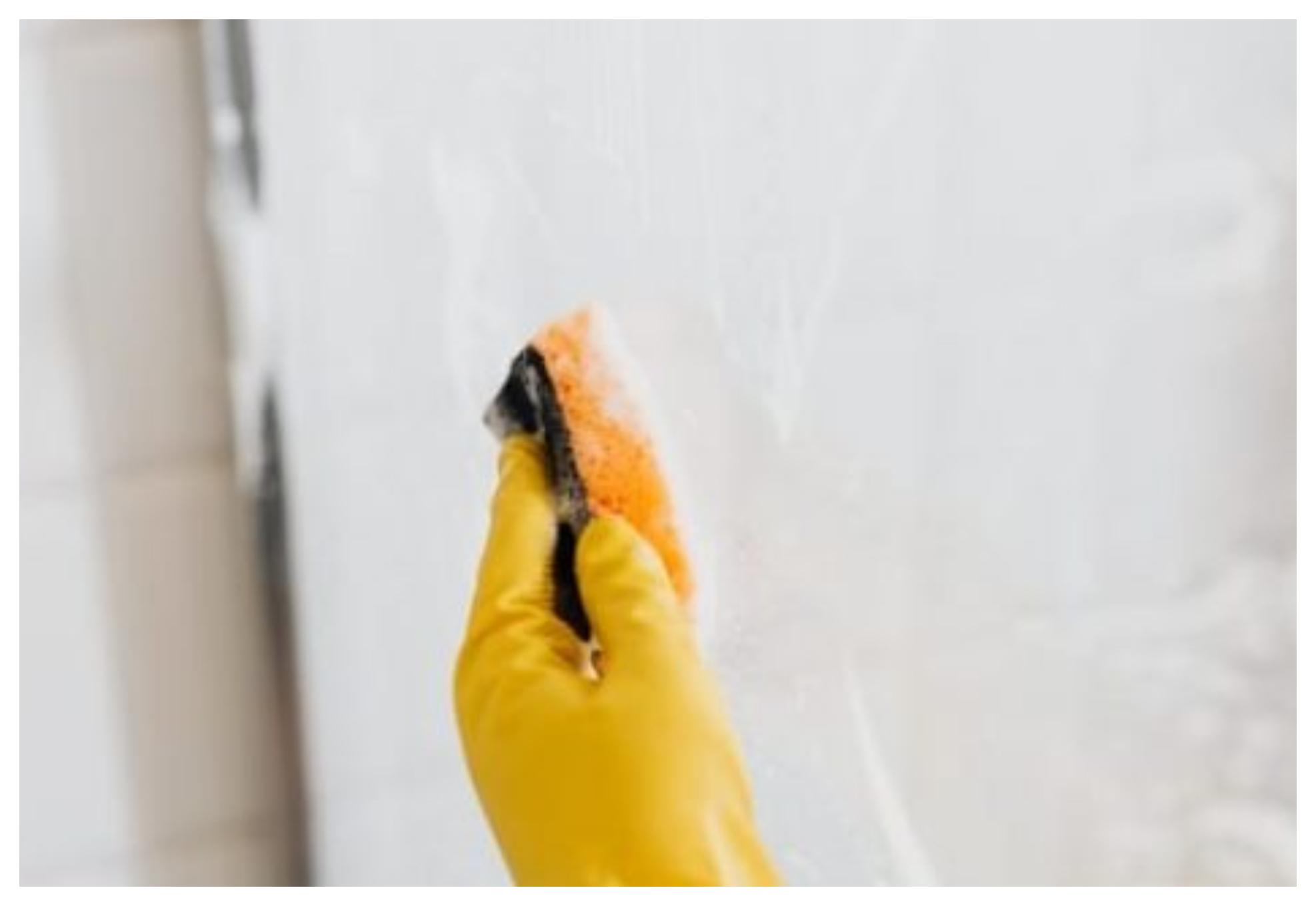 Άλατα στίγματα και θαμπάδα στην γυάλινη καμπίνα της ντουζιέρας; Αυτή είναι η συνταγή για να γίνει και πάλι αστραφτερή