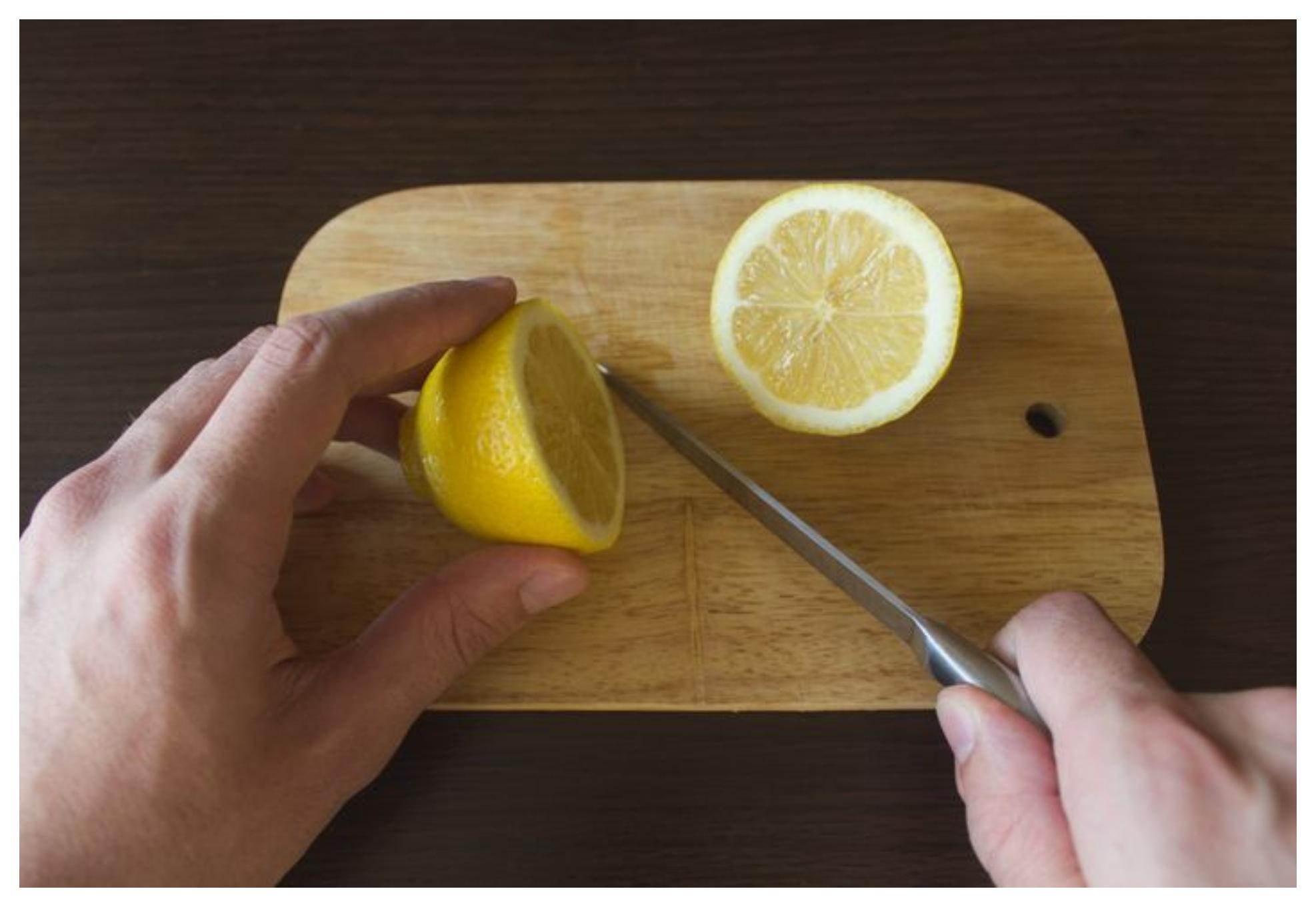 Άλατα στίγματα και θαμπάδα στην γυάλινη καμπίνα της ντουζιέρας; Αυτή είναι η συνταγή για να γίνει και πάλι αστραφτερή