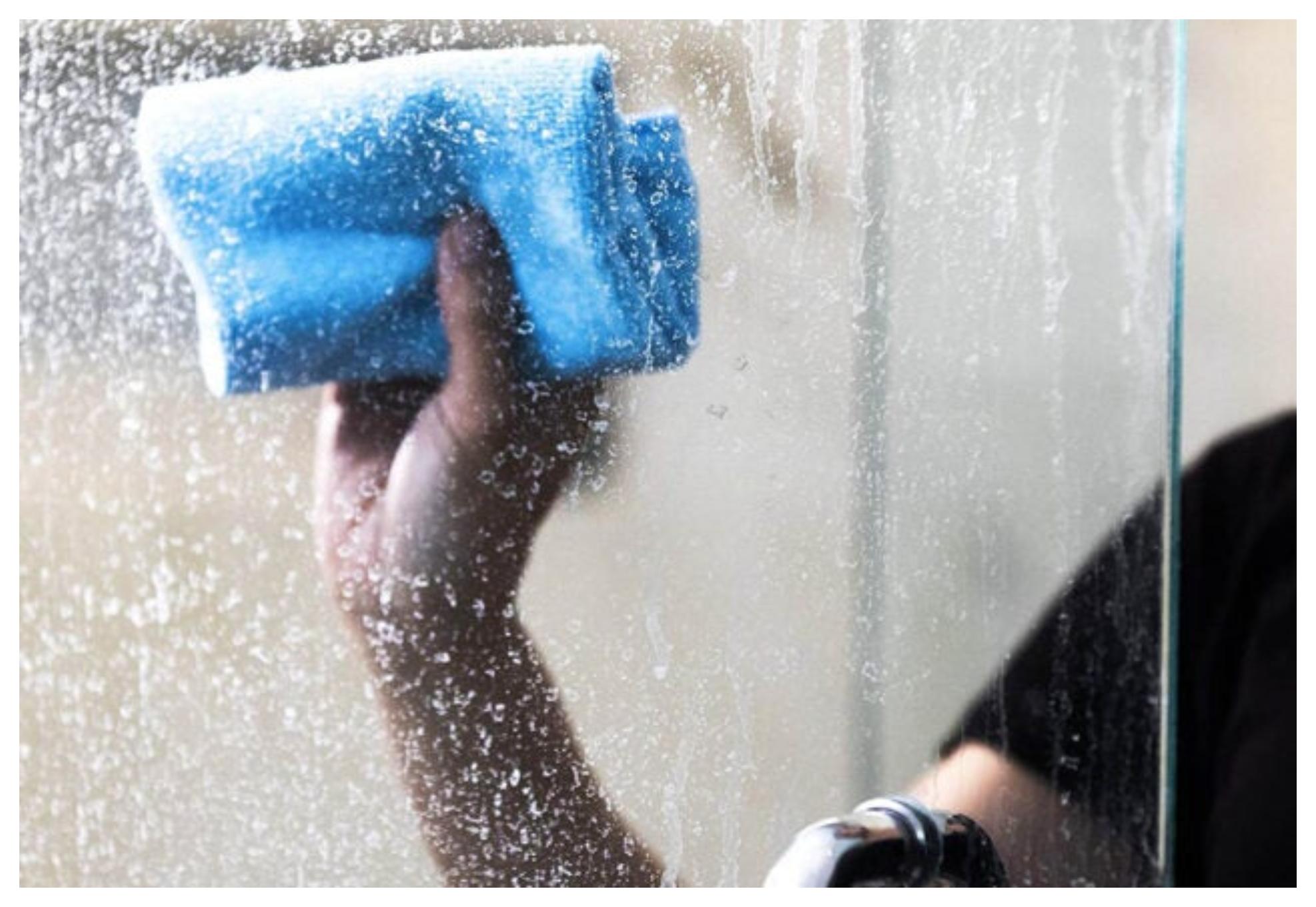 Άλατα στίγματα και θαμπάδα στην γυάλινη καμπίνα της ντουζιέρας; Αυτή είναι η συνταγή για να γίνει και πάλι αστραφτερή