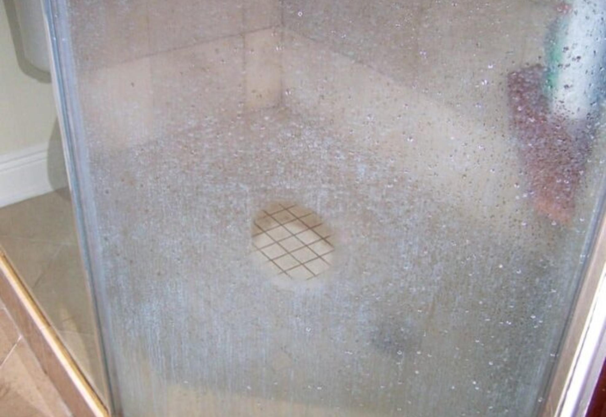 Άλατα στίγματα και θαμπάδα στην γυάλινη καμπίνα της ντουζιέρας; Αυτή είναι η συνταγή για να γίνει και πάλι αστραφτερή