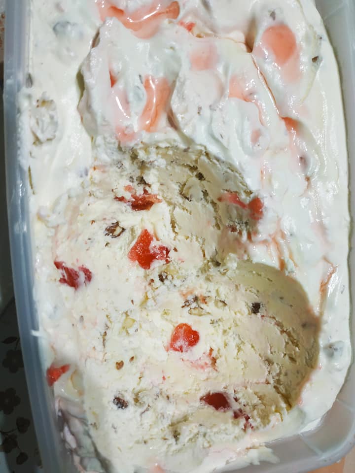 παγωτό-παρφέ-με-καβουρδισμένα αμύγδαλα-και-γλυκό του κουταλιού-κεράσι-συνταγή-