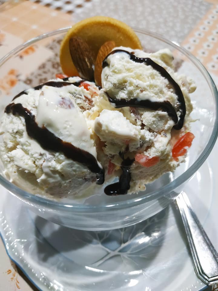 παγωτό-παρφέ-με-καβουρδισμένα αμύγδαλα-και-γλυκό του κουταλιού-κεράσι-συνταγή-
