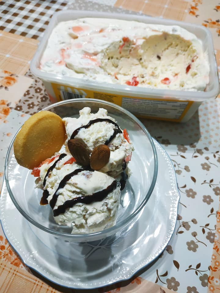 παγωτό-παρφέ-με-καβουρδισμένα αμύγδαλα-και-γλυκό του κουταλιού-κεράσι-συνταγή-