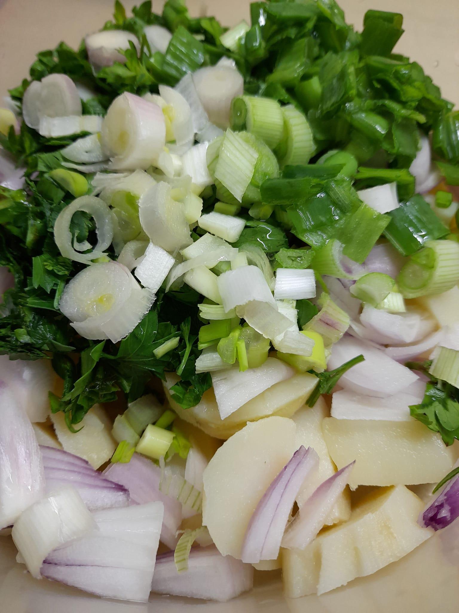 σαλάτα-με-φασόλια-πατάτες-και-μυρωδικά-συνταγή-