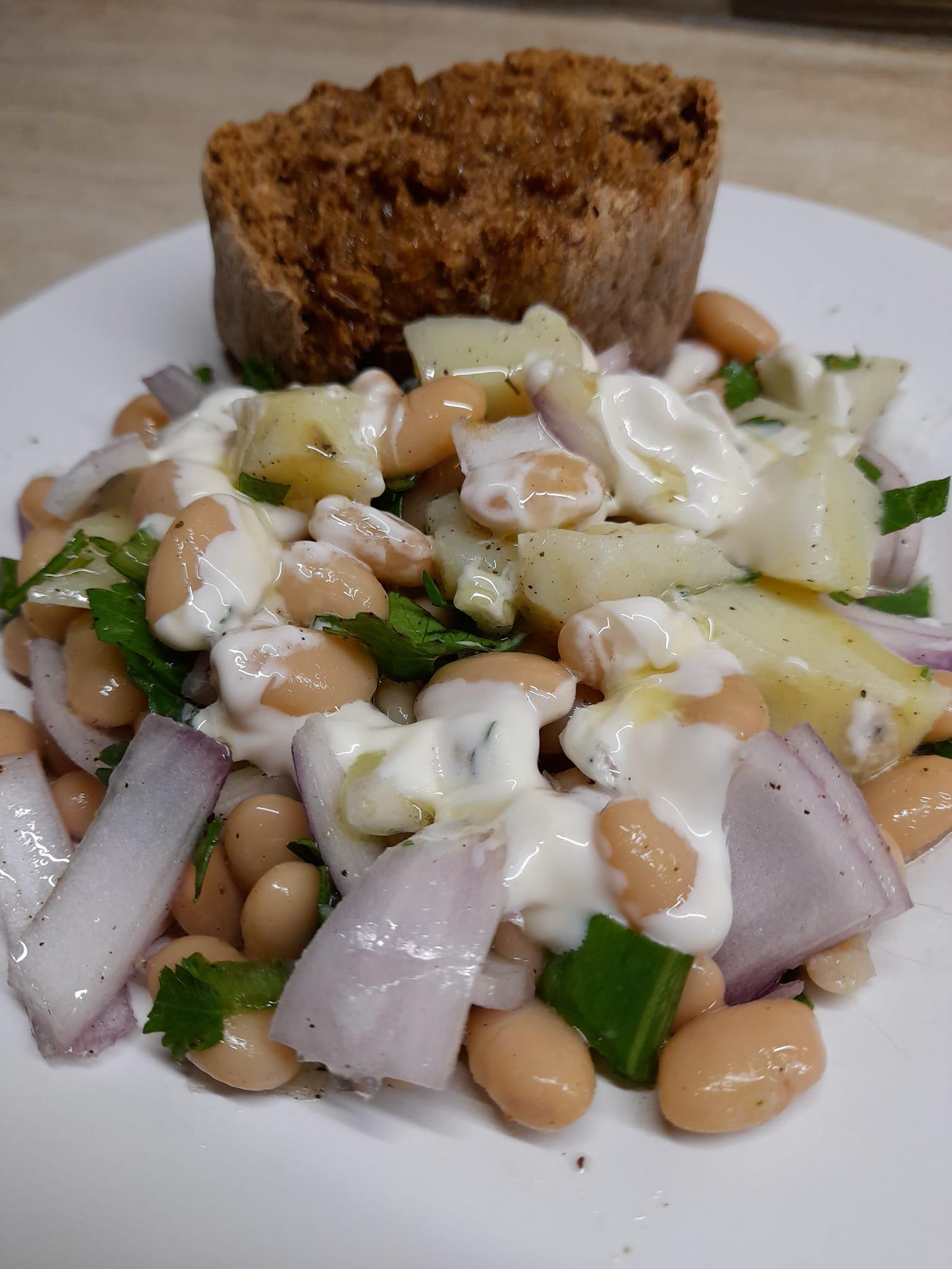 σαλάτα-με-φασόλια-πατάτες-και-μυρωδικά-συνταγή-