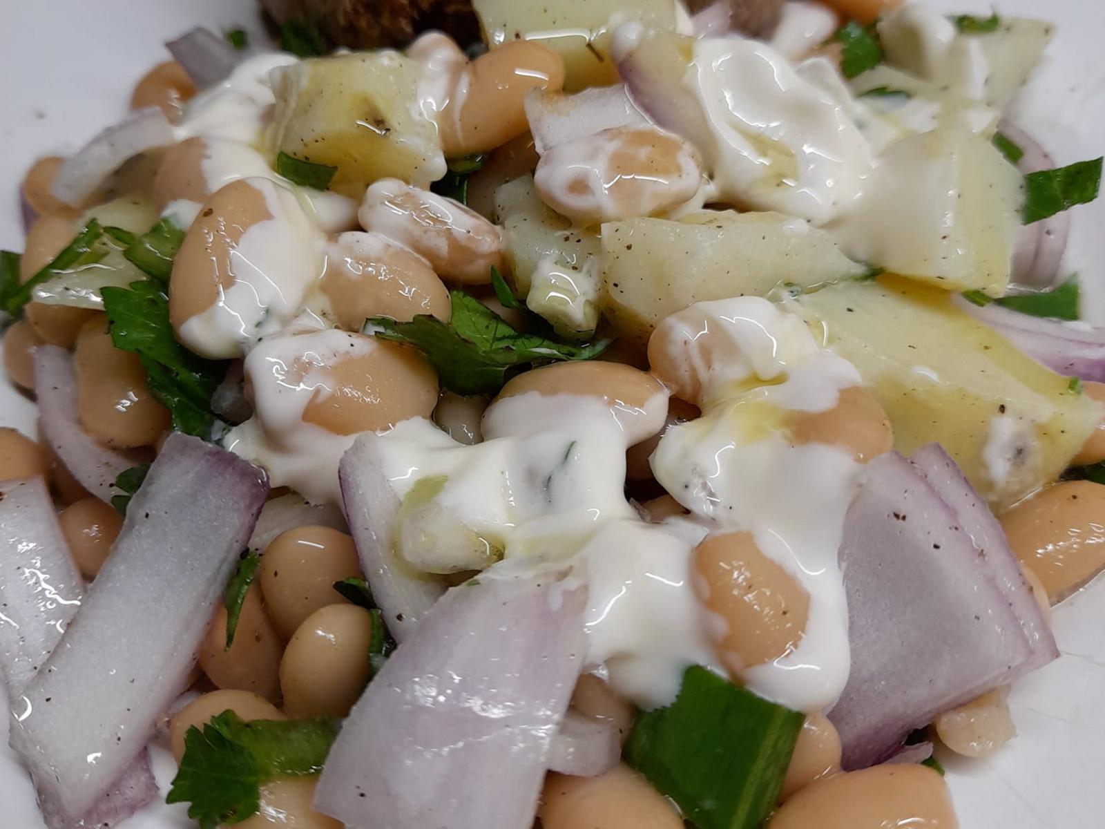 Σαλάτα με φασόλια, πατάτες και μυρωδικά