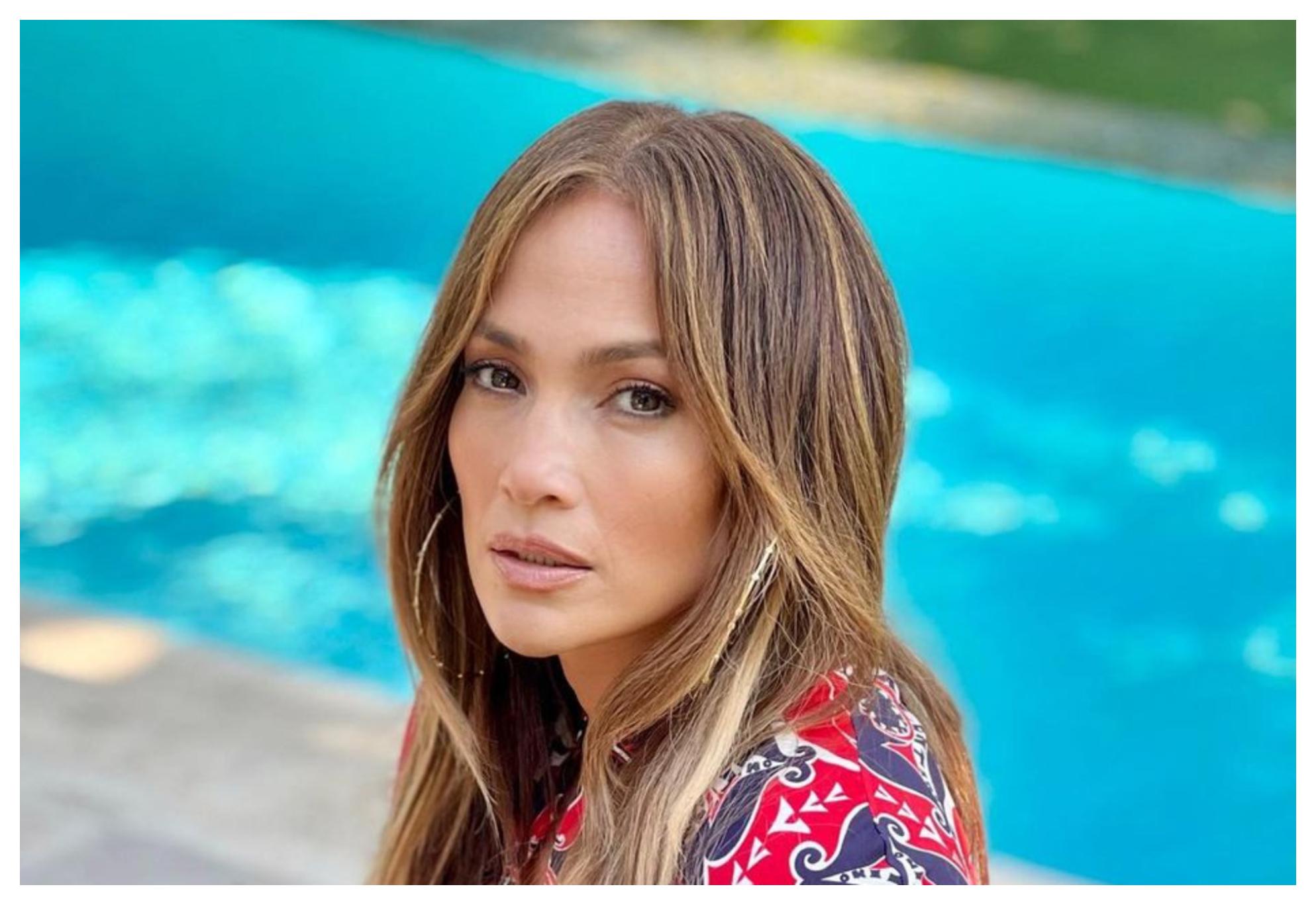 Τζένιφερ Λόπεζ: Ποζάρει με μαγιό στα 53 της και ρίχνει το Instagram