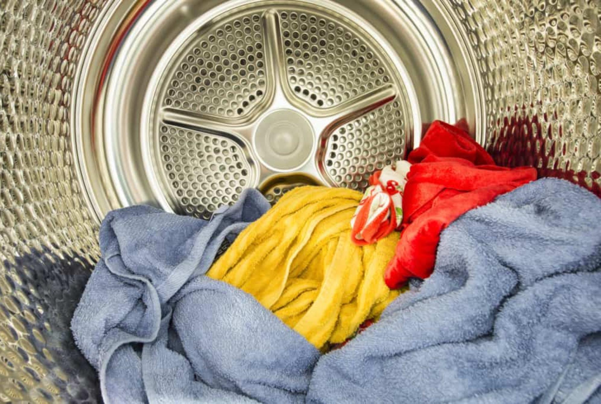 Άσχημες μυρωδιές και ρούχα που δεν στεγνώνουν στο στεγνωτήριο: Τα μυστικά για να το κάνεις να λάμψει