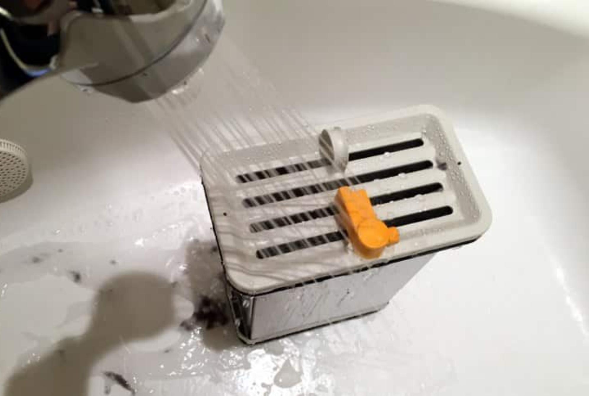 Άσχημες μυρωδιές και ρούχα που δεν στεγνώνουν στο στεγνωτήριο: Τα μυστικά για να το κάνεις να λάμψει