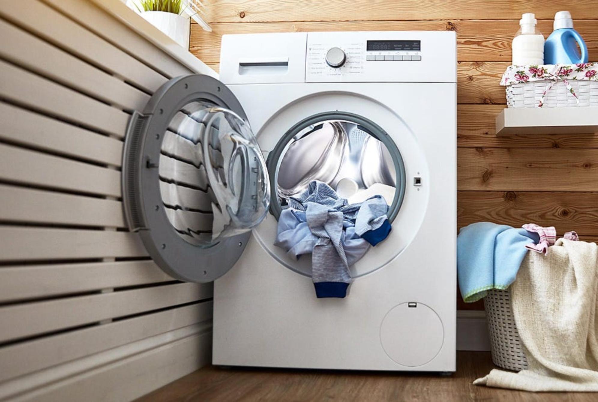 Άσχημες μυρωδιές και ρούχα που δεν στεγνώνουν στο στεγνωτήριο: Τα μυστικά για να το κάνεις να λάμψει