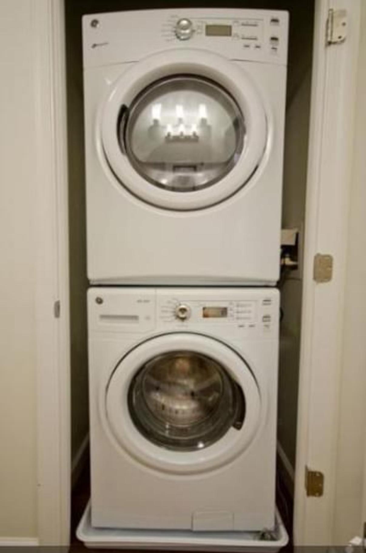 Άσχημες μυρωδιές και ρούχα που δεν στεγνώνουν στο στεγνωτήριο: Τα μυστικά για να το κάνεις να λάμψει