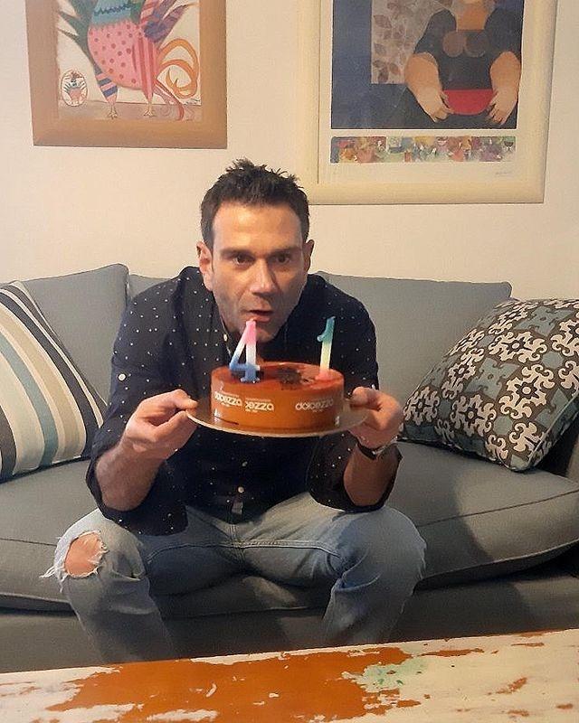 Τάσος Ιορδανίδης : Γενέθλια για τον ηθοποιό από την Γη της ελιάς  – Η φώτο με την οικογένειά του