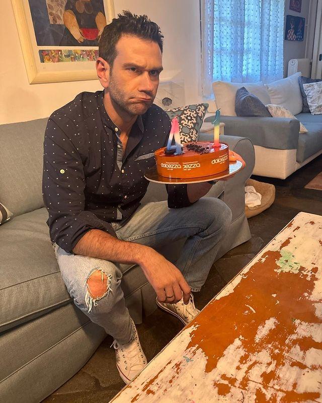 Τάσος Ιορδανίδης : Γενέθλια για τον ηθοποιό από την Γη της ελιάς  – Η φώτο με την οικογένειά του