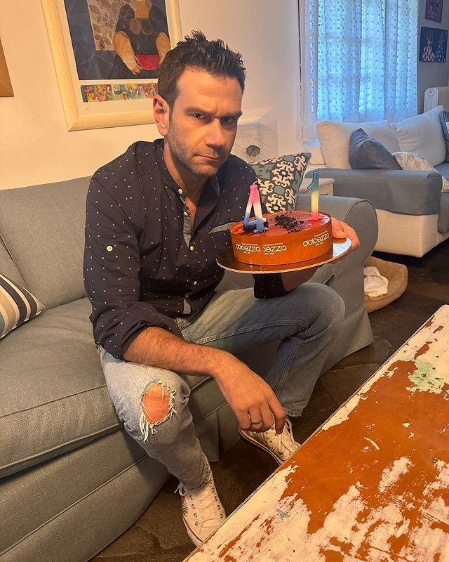 Τάσος Ιορδανίδης : Γενέθλια για τον ηθοποιό από την Γη της ελιάς  – Η φώτο με την οικογένειά του