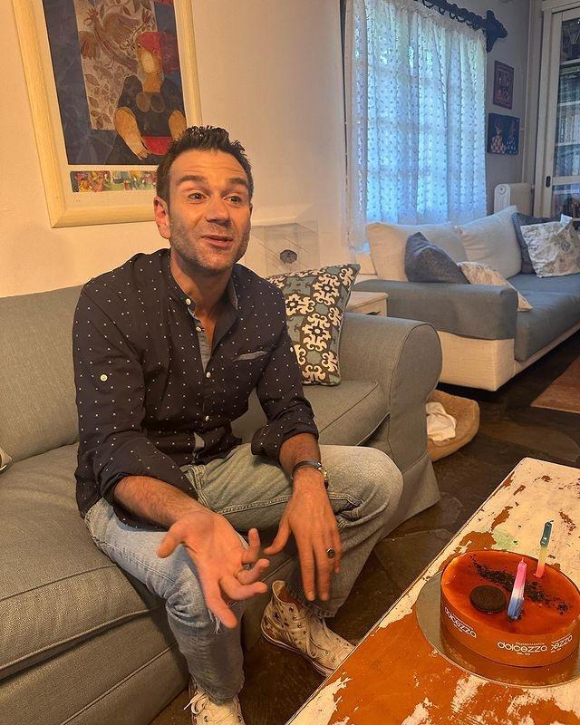 Τάσος Ιορδανίδης : Γενέθλια για τον ηθοποιό από την Γη της ελιάς  – Η φώτο με την οικογένειά του