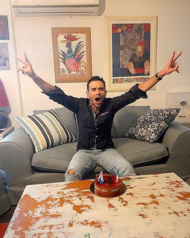 Τάσος Ιορδανίδης : Γενέθλια για τον ηθοποιό από την Γη της ελιάς  – Η φώτο με την οικογένειά του