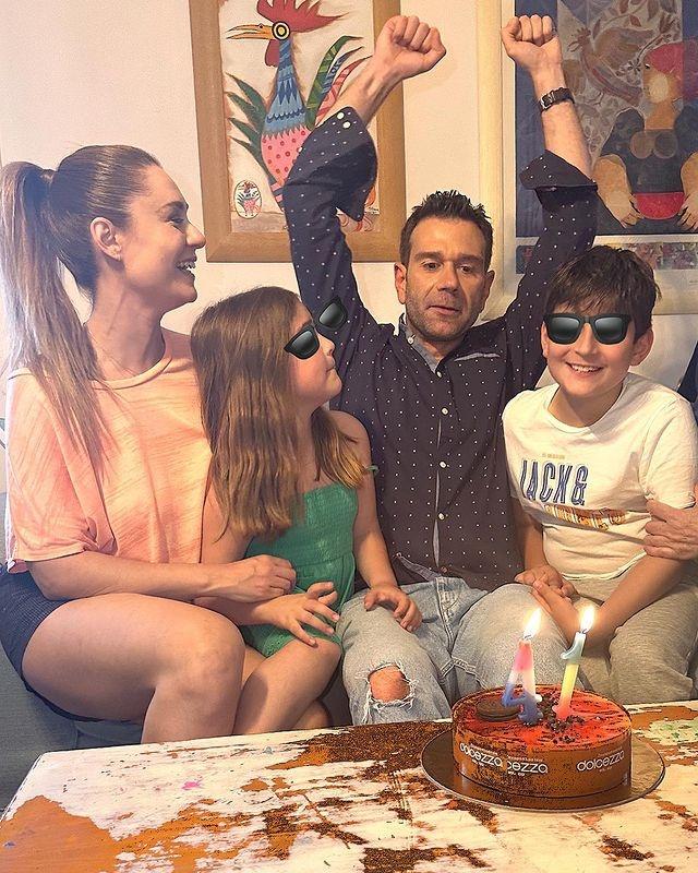 Τάσος Ιορδανίδης : Γενέθλια για τον ηθοποιό από την Γη της ελιάς  – Η φώτο με την οικογένειά του