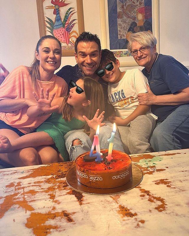 Τάσος Ιορδανίδης : Γενέθλια για τον ηθοποιό από την Γη της ελιάς  – Η φώτο με την οικογένειά του