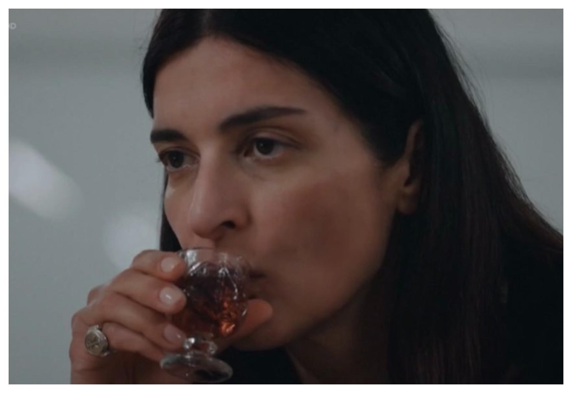 Η Γη της Ελιάς: Η Ιουλία χαστουκίζει την Αρετή