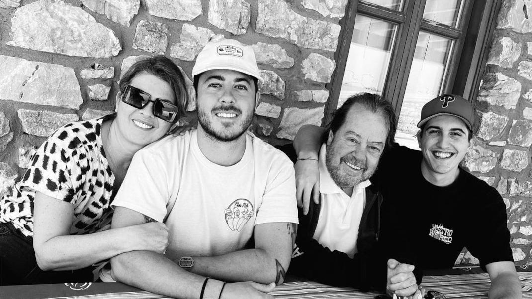 Σοφία Αλιμπέρτη: Οι φωτογραφίες με τους γιους της και τον Πάριο σε πρώτο πλάνο