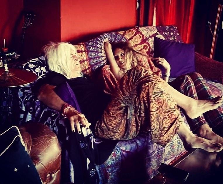 Νίκος Καρβέλας – Έλενα Φερεντίνου: Δείτε τον κούκλο γιο τους