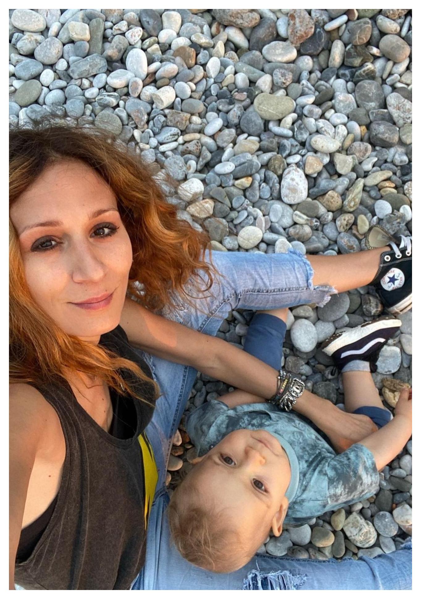 Νίκος Καρβέλας – Έλενα Φερεντίνου: Δείτε τον κούκλο γιο τους