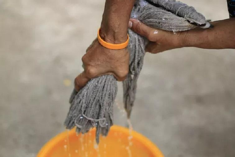 Πάμφθηνο σπιτικό καθαριστικό για όλα τα δάπεδα που βγάζει όλες τις βρωμιές και απολυμαίνει