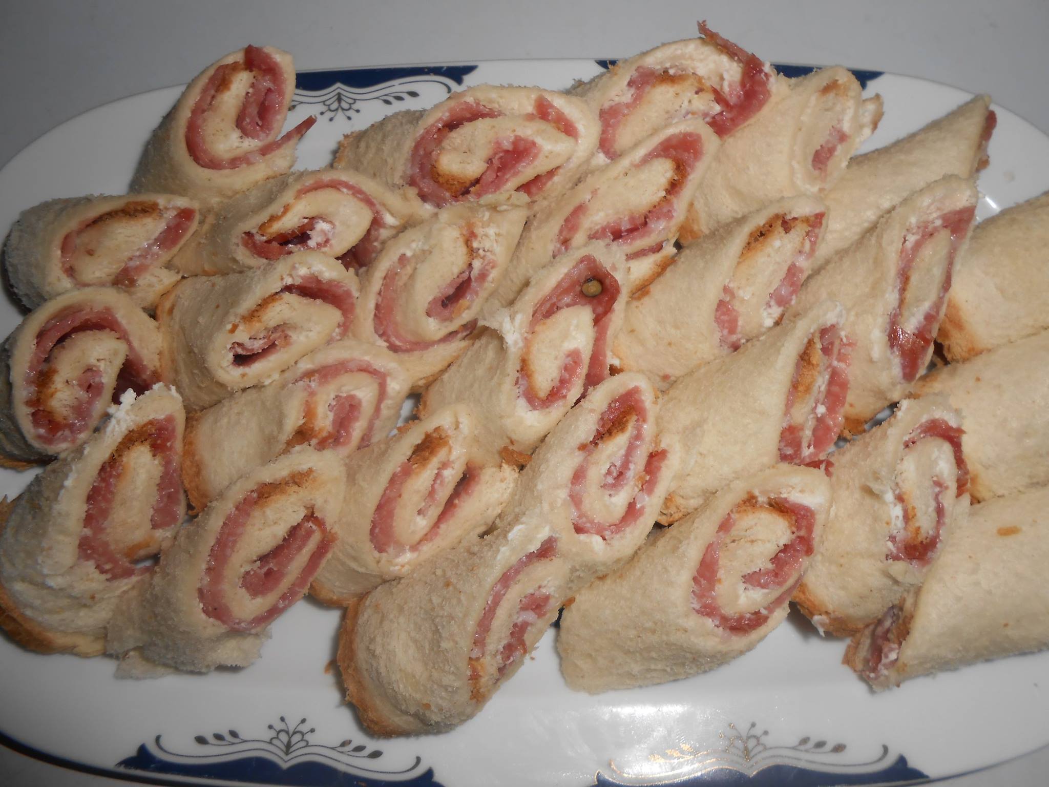 ρολάκια-με-ψωμί του τοστ-και-σαλάμι αέρος-συνταγή-