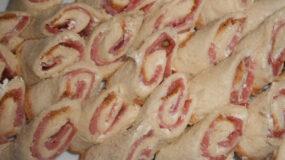ρολάκια-με-ψωμί του τοστ-και-σαλάμι αέρος-συνταγή-