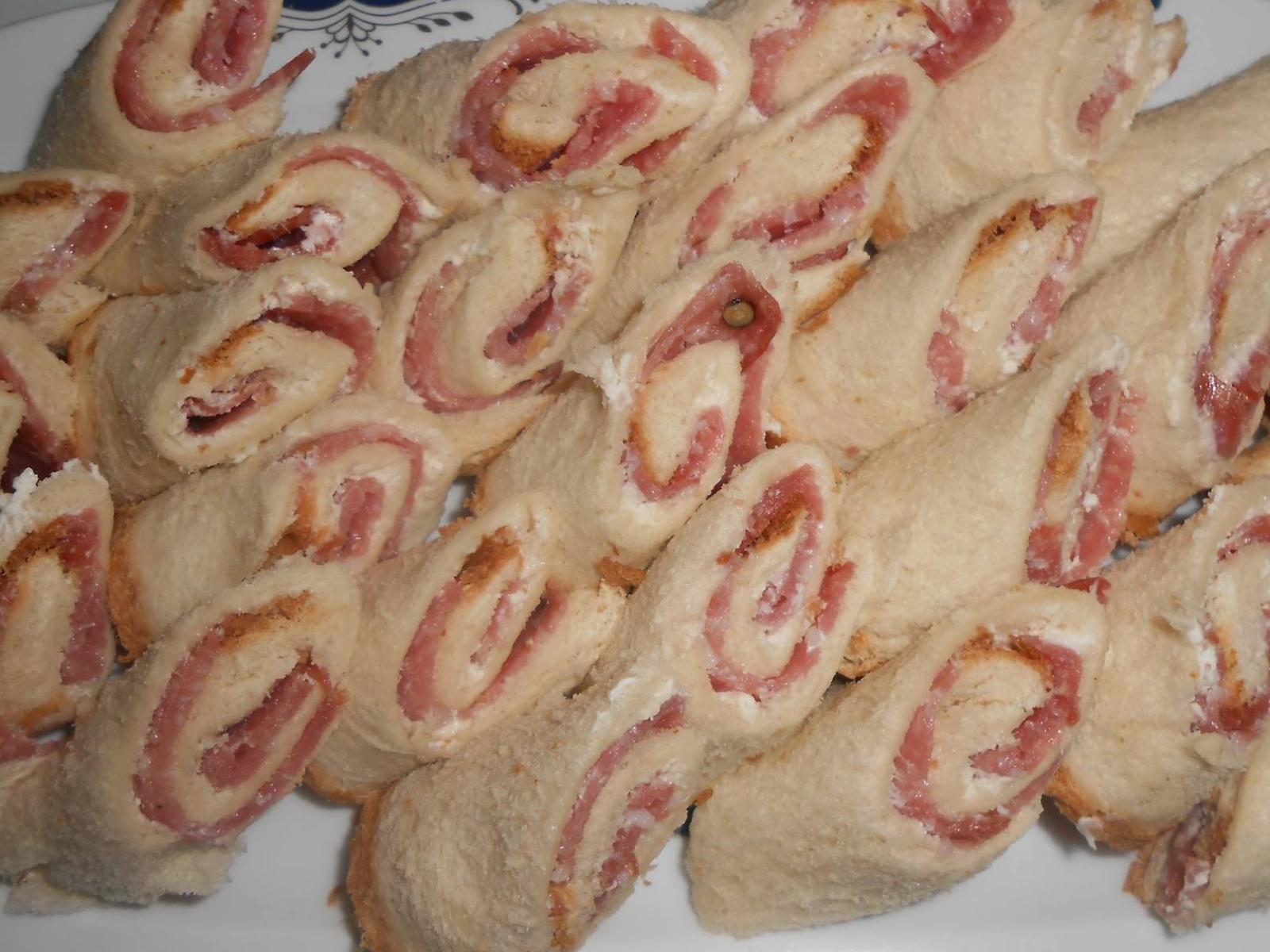 Εύκολα ρολάκια με ψωμί του τοστ και σαλάμι αέρος