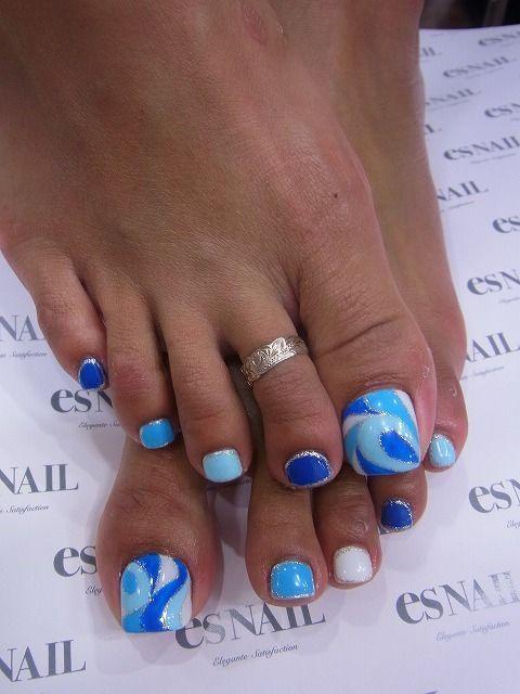 Καλοκαίρι 2023: Ιδέες για μπλε καλοκαιρινό πεντικιούρ