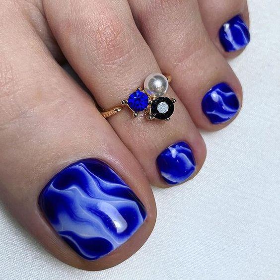 μπλε-πεντικιούρ-με-λευκά σχέδια-ιδέες-