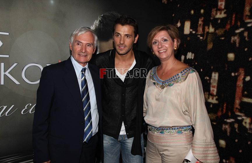 Νίκος Βέρτης: Η Σπάνια φωτογραφία με τους γονείς του