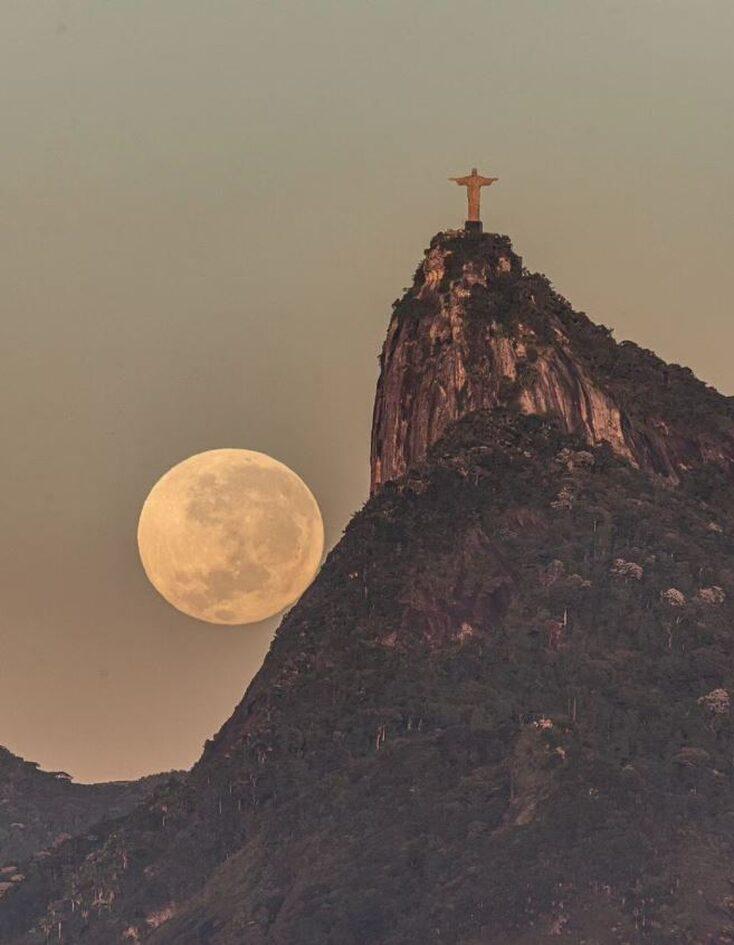 Βραζιλία: Εντυπωσιακές εικόνες – Το άγαλμα του Ιησού στο Ρίο «κρατά» το φεγγάρι στα χέρια του