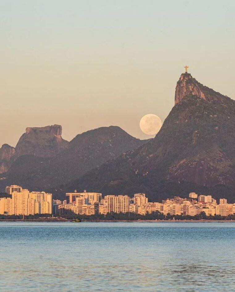 Βραζιλία: Εντυπωσιακές εικόνες – Το άγαλμα του Ιησού στο Ρίο «κρατά» το φεγγάρι στα χέρια του
