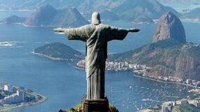 Βραζιλία: Εντυπωσιακές εικόνες  – Το άγαλμα του Ιησού στο Ρίο «κρατά» το φεγγάρι στα χέρια του