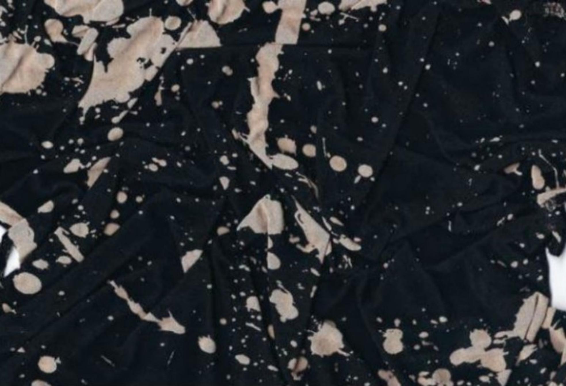 Λεκές από χλωρίνη πάνω στα ρούχα; Και όμως μπορείς να τον αφαιρέσεις μόνο με 2 υλικά