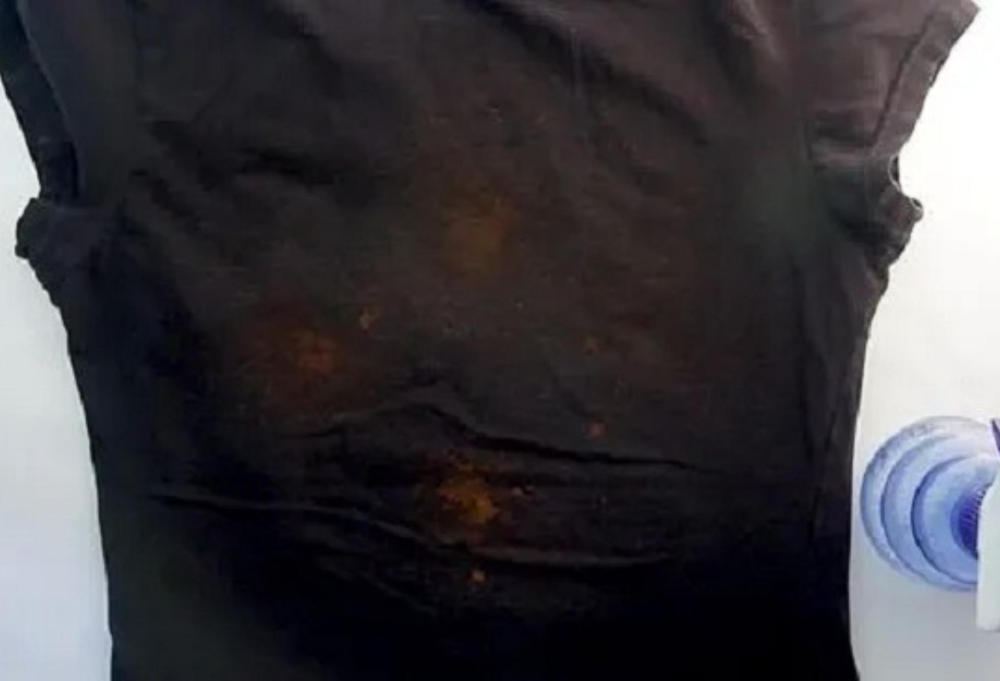 Λεκές από χλωρίνη πάνω στα ρούχα; Και όμως μπορείς να τον αφαιρέσεις μόνο με 2 υλικά