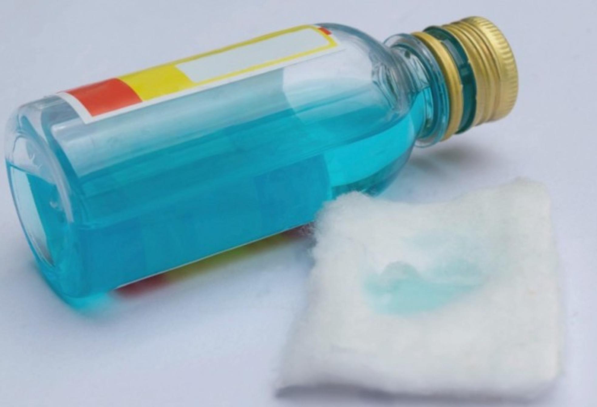 Λεκές από χλωρίνη πάνω στα ρούχα; Και όμως μπορείς να τον αφαιρέσεις μόνο με 2 υλικά