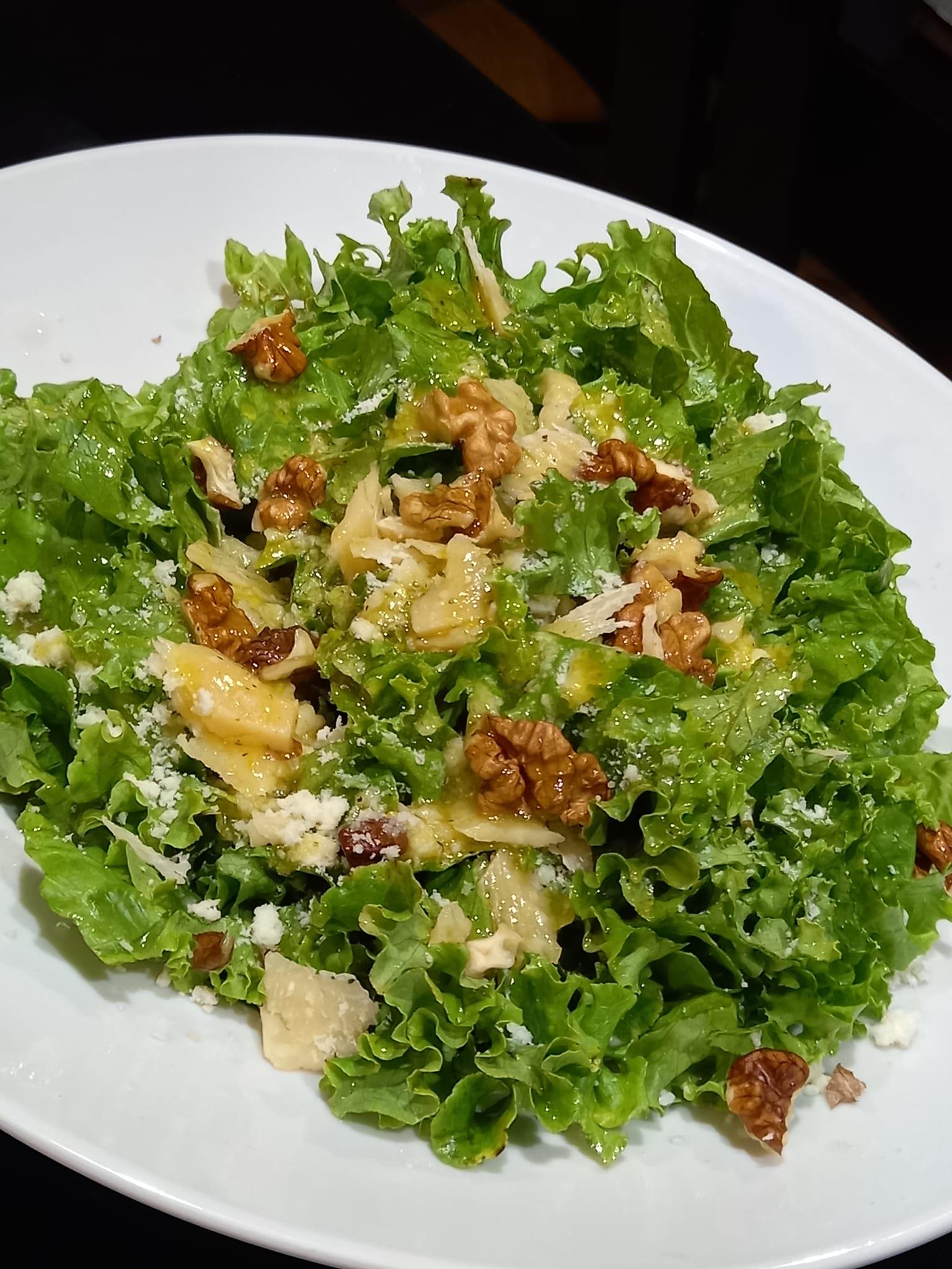 σαλάτα-με-μαρούλι-κράνμπερις-καρύδια-και-σώς-συνταγή-