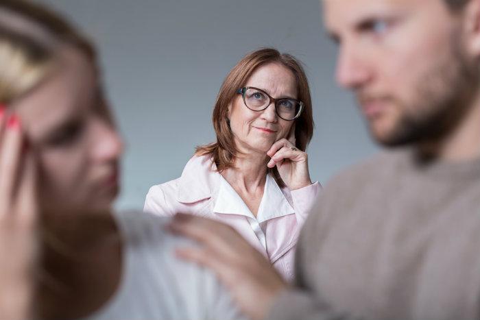 η-πεθερά-μου-είναι-υποχόνδρια-και-μας-βάζει-να-πληρώνουμε-καθαρίστρια-