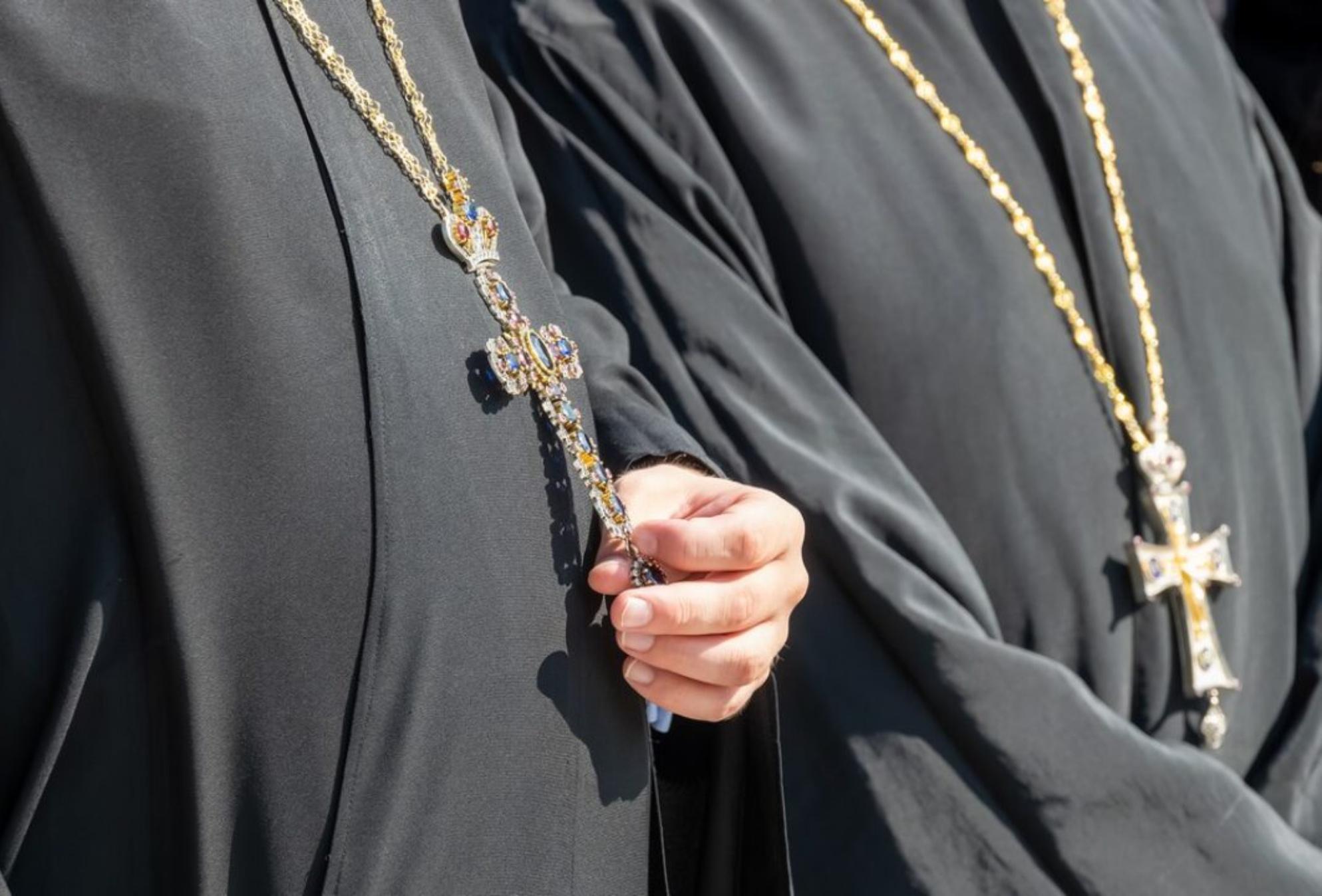 Ιερέας το παίζει γιατρός – Κάνει ξόρκια “γιατρεύει” την κατάθλιψη και απαγορεύει φάρμακα σε ασθενείς