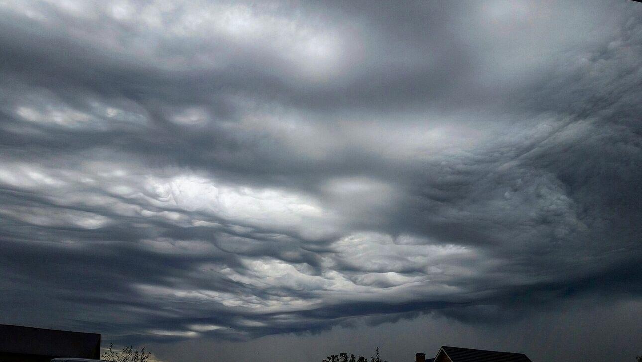 Καιρός : Δεν λέει να μας εγκαταλείψει το «φθινόπωρο» : Έρχονται καταιγίδες και χαλάζι – Μεγάλη προσοχή στους κεραυνούς