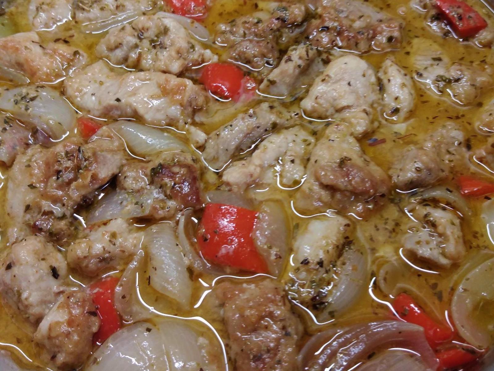 Λεμονάτο χοιρινό μπούτι σε κομμάτια στη κατσαρόλα